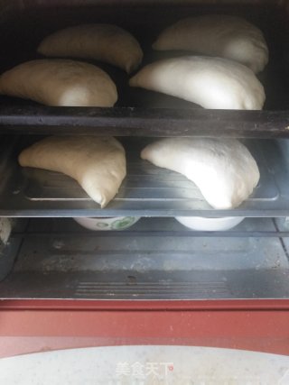 月牙肉松面包的做法步骤：15