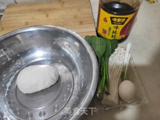 油泼手擀面+金针菇汤面的做法步骤：1