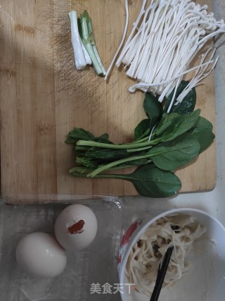 油泼手擀面+金针菇汤面的做法步骤：2