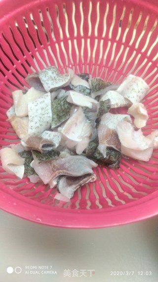 杏鲍菇炒鱼皮的做法步骤：1
