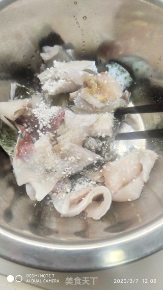 杏鲍菇炒鱼皮的做法步骤：2