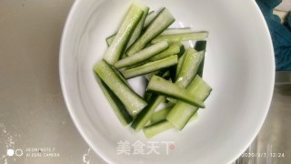 杏鲍菇炒鱼皮的做法步骤：3