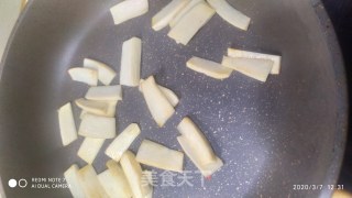 杏鲍菇炒鱼皮的做法步骤：5