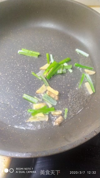 杏鲍菇炒鱼皮的做法步骤：6