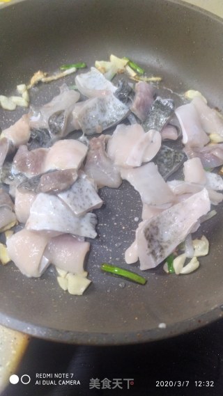 杏鲍菇炒鱼皮的做法步骤：8