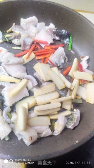 杏鲍菇炒鱼皮的做法步骤：9