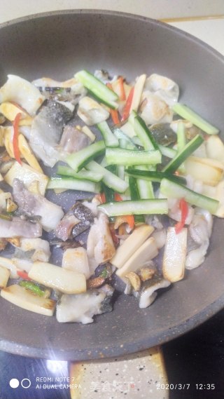 杏鲍菇炒鱼皮的做法步骤：10