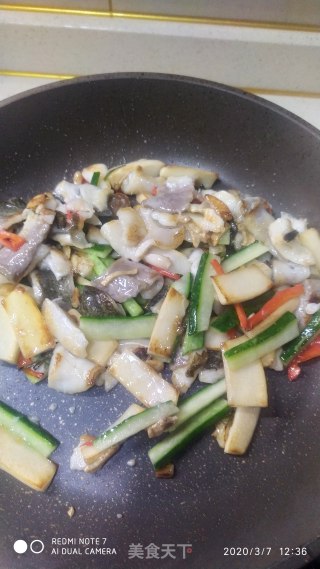 杏鲍菇炒鱼皮的做法步骤：11