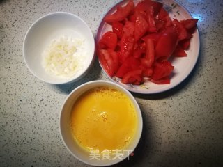 简单的经典菜——西红柿炒鸡蛋的做法步骤：1
