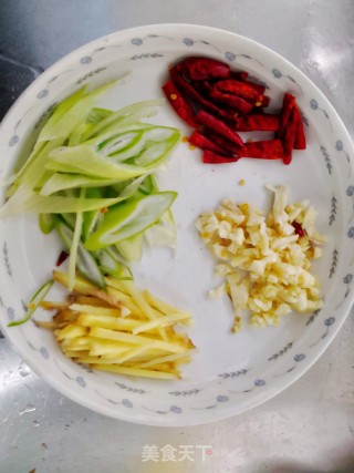酸辣土豆丝的做法步骤：1