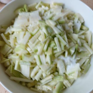 西葫芦鸡肉包的做法步骤：1