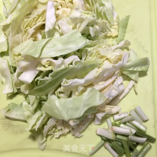 香葱油渣炒包心菜的做法步骤：1