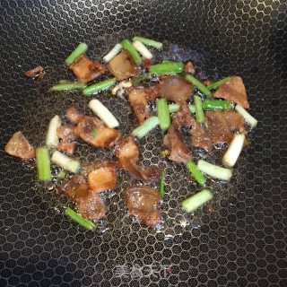 香葱油渣炒包心菜的做法步骤：2