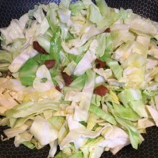 香葱油渣炒包心菜的做法步骤：3