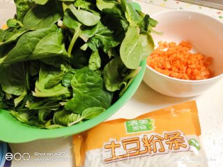 菠菜酸辣土豆粉的做法步骤：1