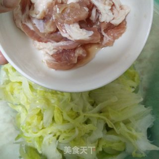 五花肉炒白菜的做法步骤：2