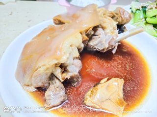 肘子蒸咸鱼的做法步骤：1
