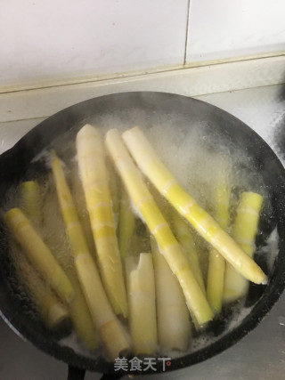 猴头菇竹笋木耳炖鸽子的做法步骤：2
