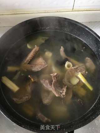 猴头菇竹笋木耳炖鸽子的做法步骤：3