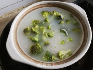 西兰花皮蛋粥的做法步骤：4