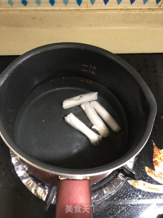 金针菇虾饺汤的做法步骤：2