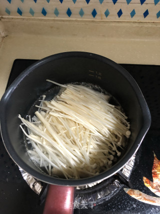 金针菇虾饺汤的做法步骤：3