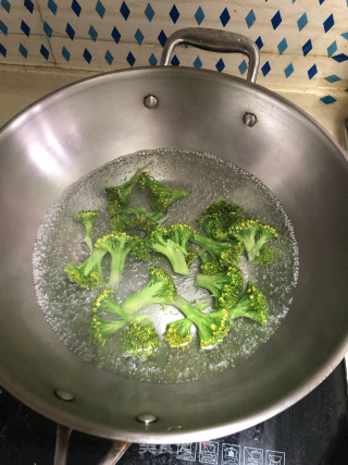 虾仁滑炒西兰花的做法步骤：2