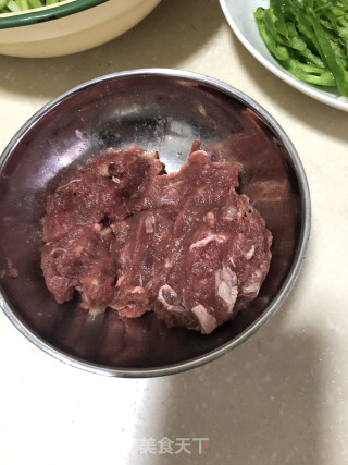 牛肉韭黄炒笋丝的做法步骤：3