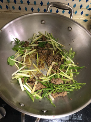 牛肉韭黄炒笋丝的做法步骤：7