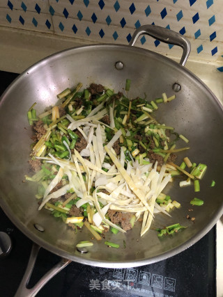 牛肉韭黄炒笋丝的做法步骤：9