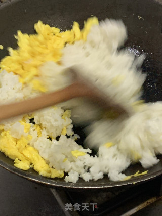 虾仁火腿蛋炒饭的做法步骤：7