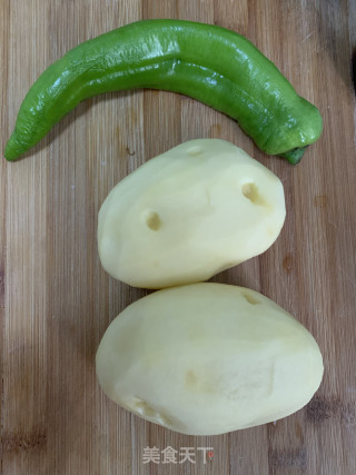 青椒土豆丝的做法步骤：1