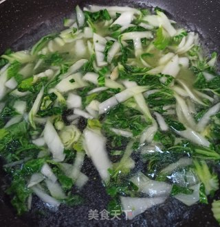 青菜荷包蛋汤面的做法步骤：6