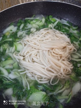 青菜荷包蛋汤面的做法步骤：8