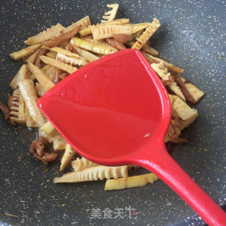 腊兔肉炒笋尖的做法步骤：15