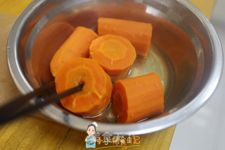 9个月以上辅食胡萝卜肉松吐司的做法步骤：1