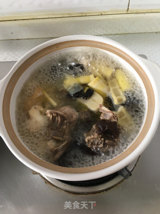 猴头菇乳鸽汤煮面的做法步骤：1