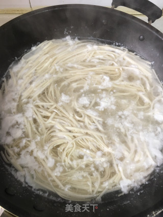 猴头菇乳鸽汤煮面的做法步骤：2