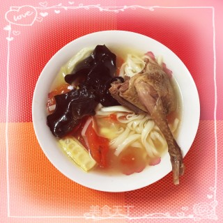 猴头菇乳鸽汤煮面的做法步骤：5