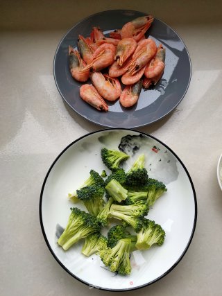 蒜香大虾西蓝花的做法步骤：1