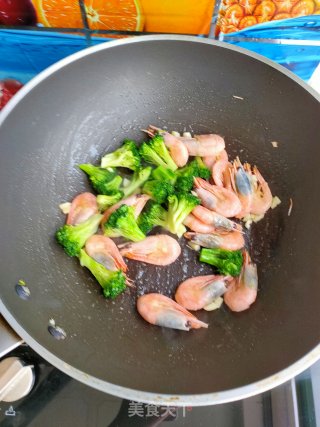 蒜香大虾西蓝花的做法步骤：10