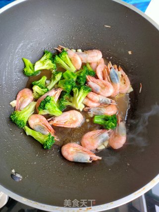 蒜香大虾西蓝花的做法步骤：12