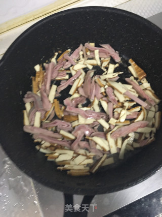 韭菜香干炒肚子的做法步骤：5
