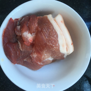 剁椒烧肉炖土豆的做法步骤：1