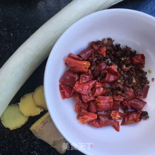 剁椒烧肉炖土豆的做法步骤：2