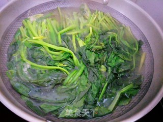 炝拌菠菜花生米的做法步骤：4