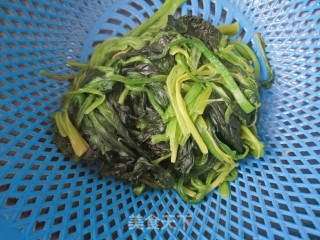 炝拌菠菜花生米的做法步骤：5