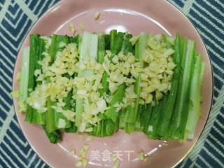 麻酱油麦菜的做法步骤：1