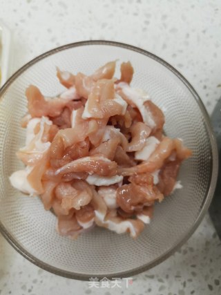 蒜苗油豆腐炒肉丝的做法步骤：1