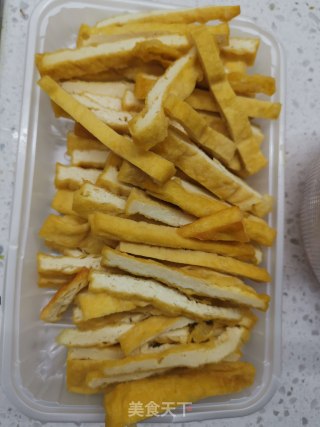蒜苗油豆腐炒肉丝的做法步骤：3